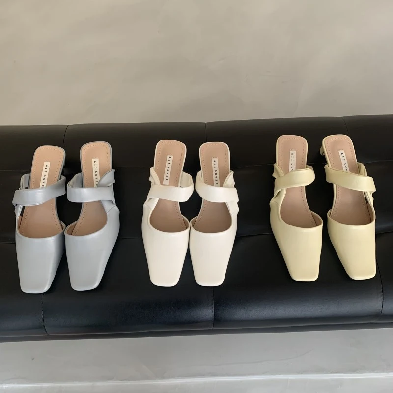 Pantofole a mezza punta alla moda con tacco grosso e punta chiusa, comode ed eleganti per donna, perfette per ogni occasione. — foto 3
