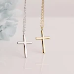Colar com pingente de cruz simples para mulheres. Uma joia elegante e discreta para uso diário. Expresse sua fé com estilo e sofisticação. — foto 3