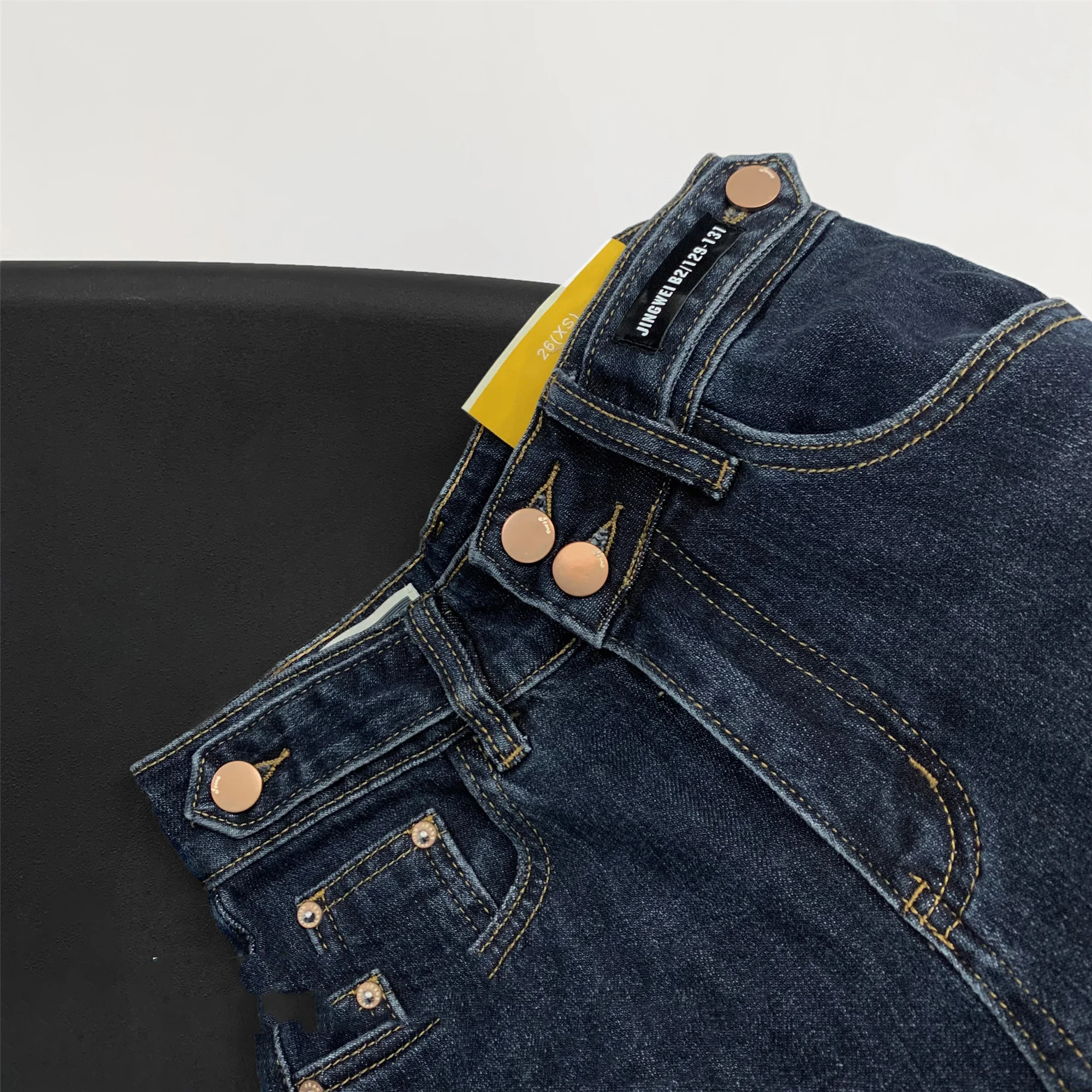 Jeans Cropped Estilo Chica Callejera con Múltiples Botones Ajuste Perfecto para un Look Moderno y Atractivo Jeans de Moda Para Mujeres — foto 4