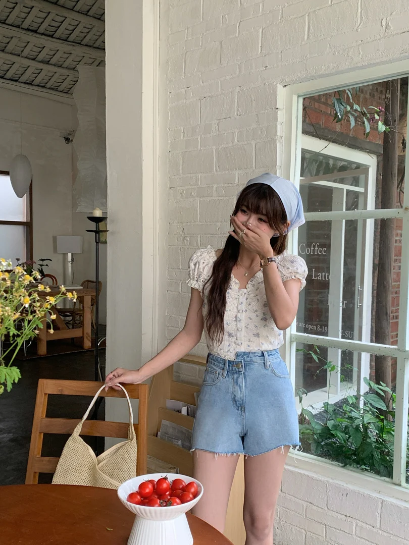 Shorts in denim retrò estivi a vita alta, design A-line. Perfetti per l'estate, offrono comfort e stile per un look fresco e alla moda. — foto 4