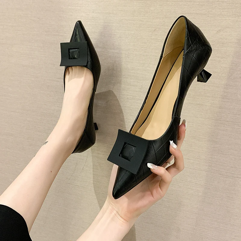 Scarpe nere da donna con tacco basso per tutti i giorni. Design a punta, taglio basso. Comfort e stile per un look quotidiano impeccabile. — foto 2