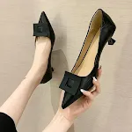 Scarpe nere da donna con tacco basso per tutti i giorni. Design a punta, taglio basso. Comfort e stile per un look quotidiano impeccabile. — foto 2