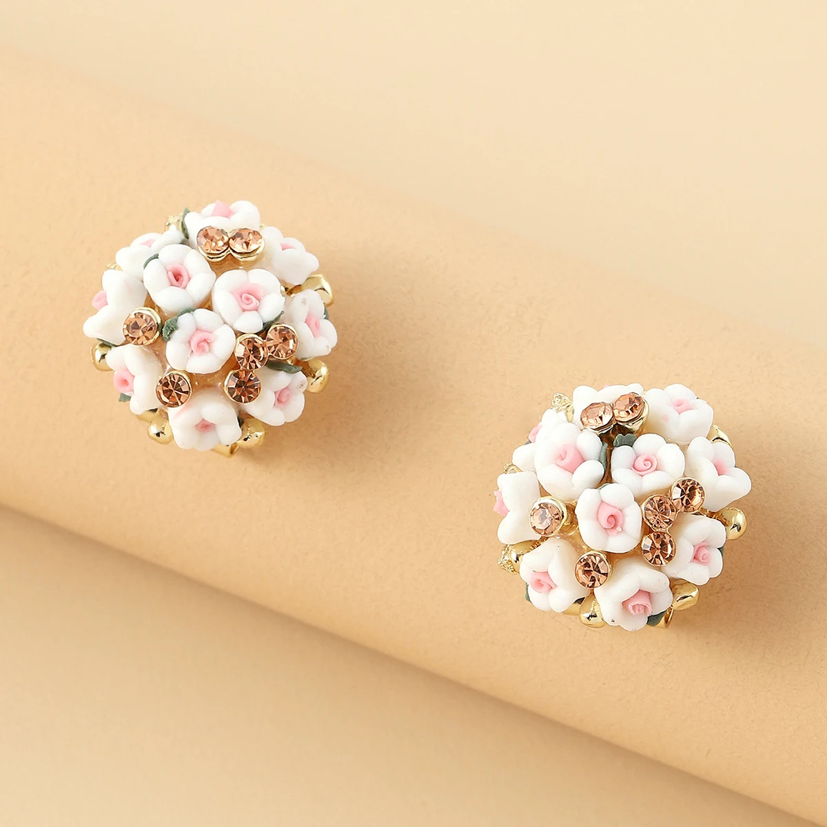 Brincos românticos de cerâmica com flor de rosa, diamantes e liga metálica. Adicione charme e beleza. — foto 35