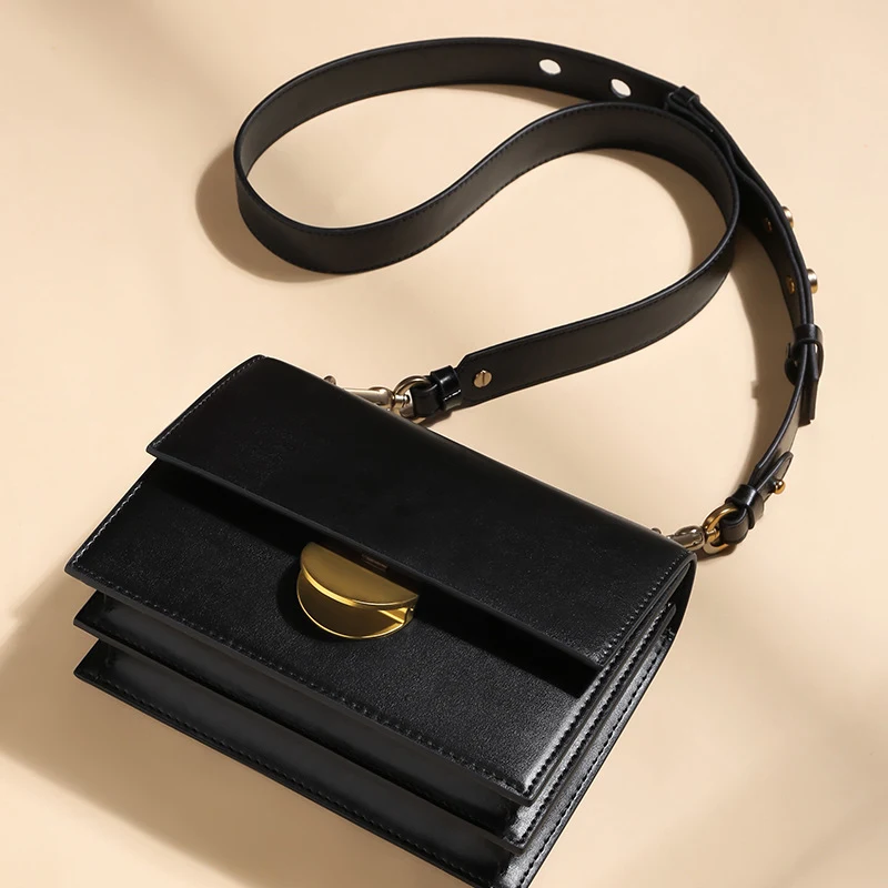 Bolsa crossbody com alça com tachas — foto 2