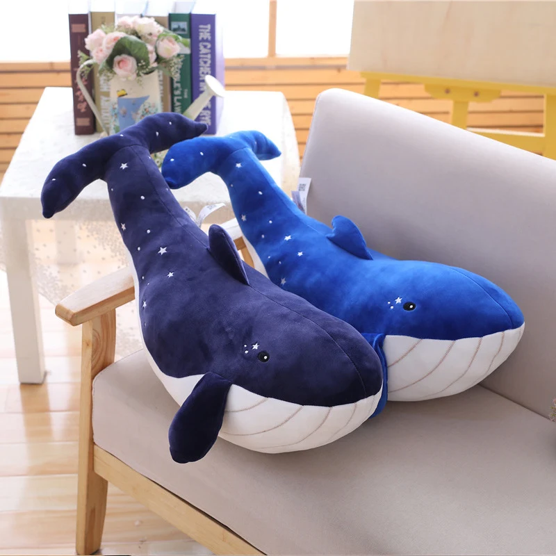 Boneca Baleia Noite Estrelada, pelúcia macia inspirada em Van Gogh. Perfeita para abraçar, decorar o quarto e sonhar com arte. — foto 4
