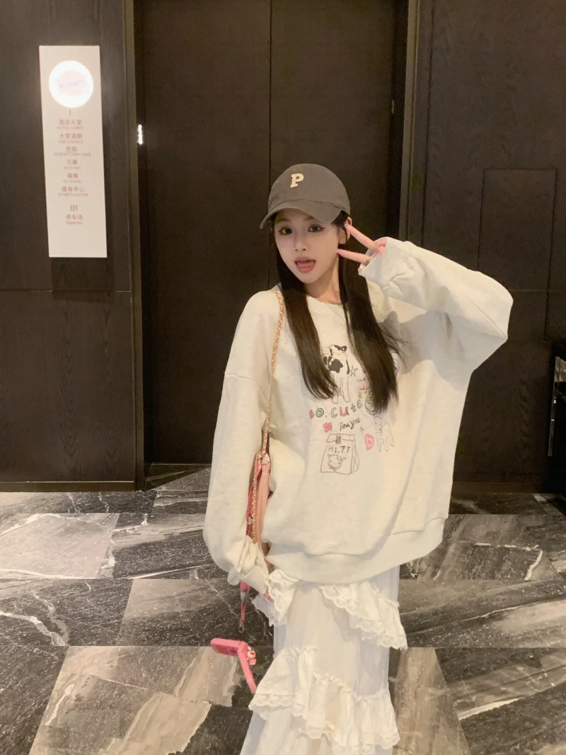 Women's sweater with print, loose fit, for leisure and all-matching outfits. A comfortable and versatile top for a relax — photo 5