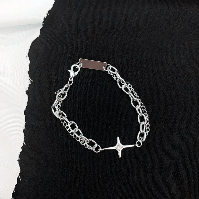 Title 2, Bracciale in acciaio al titanio dal design retr...