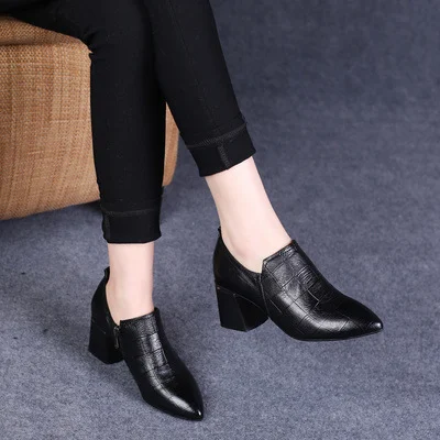 Sapatos casuais de primavera com bico fino e boca funda, salto médio, couro pequeno, perfeitos para looks versáteis e elegantes. — foto 2