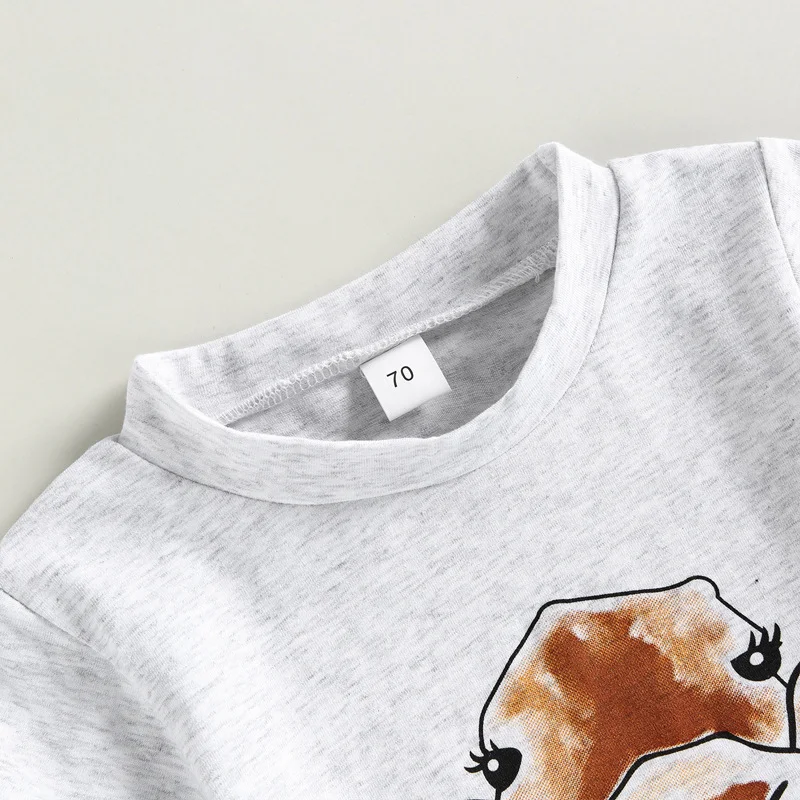 Conjunto infantil com camiseta de manga curta e gola redonda, estampada com letras, e shorts, ideal para o verão, confortável e estiloso. — foto 9