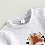 Conjunto infantil com camiseta de manga curta e gola redonda, estampada com letras, e shorts, ideal para o verão, confortável e estiloso. — foto 9