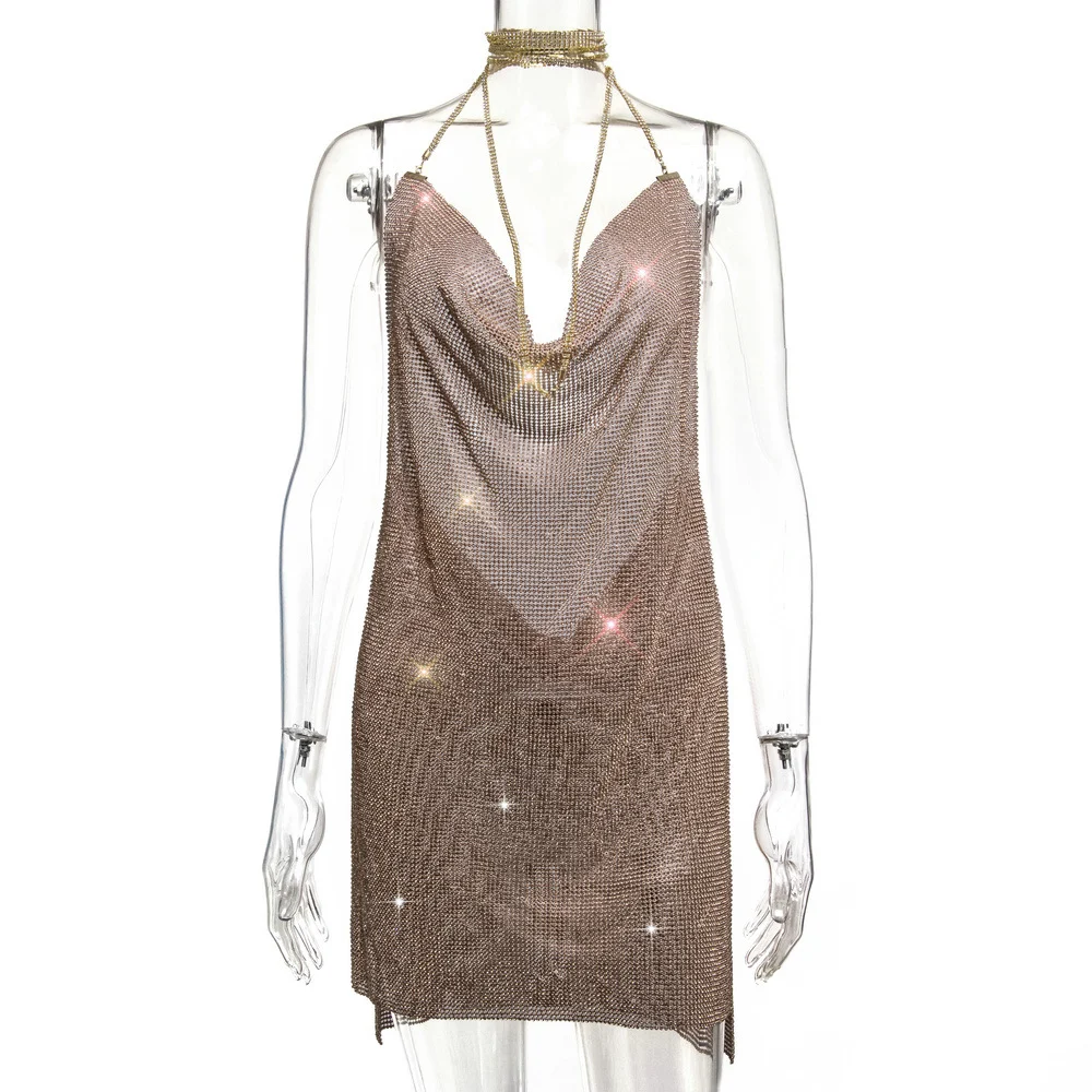 Vestido com decote em V, costas nuas e paetês metálicos. Perfeito para brilhar em festas e eventos especiais, com estilo e elegância. — foto 38