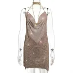Vestido com decote em V, costas nuas e paetês metálicos. Perfeito para brilhar em festas e eventos especiais, com estilo e elegância. — foto 38