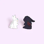 Pin de coelho preto e branco, broche de botão de desenho animado, joia para roupas e presentes de melhores amigos. Um acessório divertido e estiloso. — foto 2