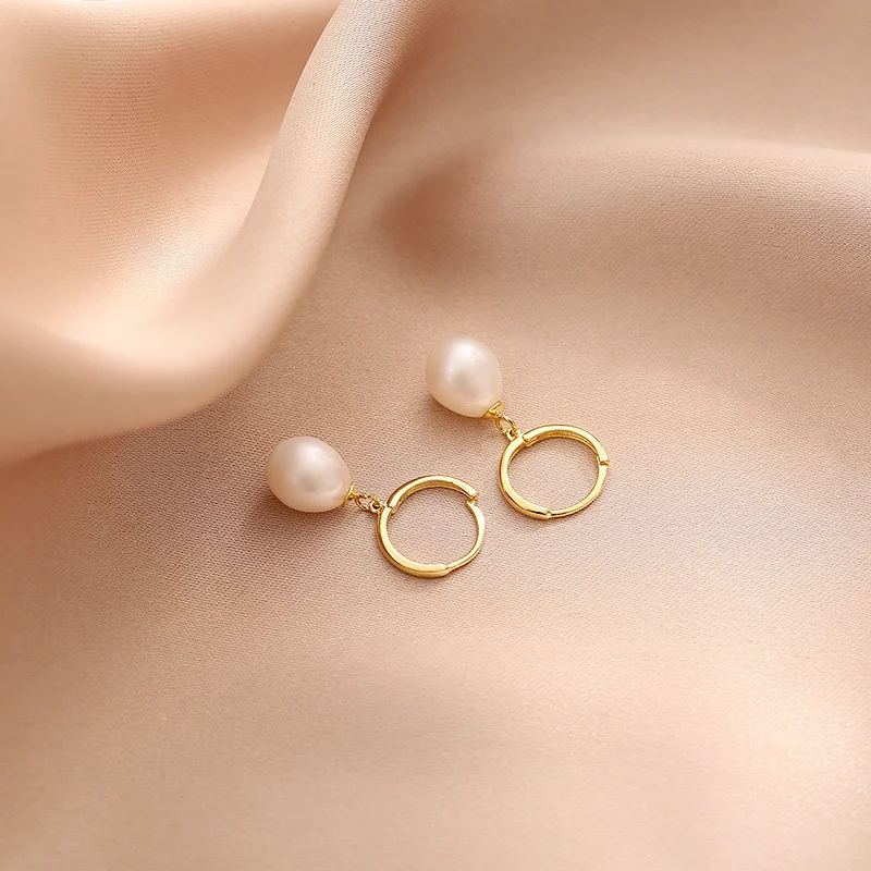 Brincos femininos de pérolas naturais de água doce. Realce seu temperamento e estilo com esta joia de moda elegante e atemporal. — foto 4