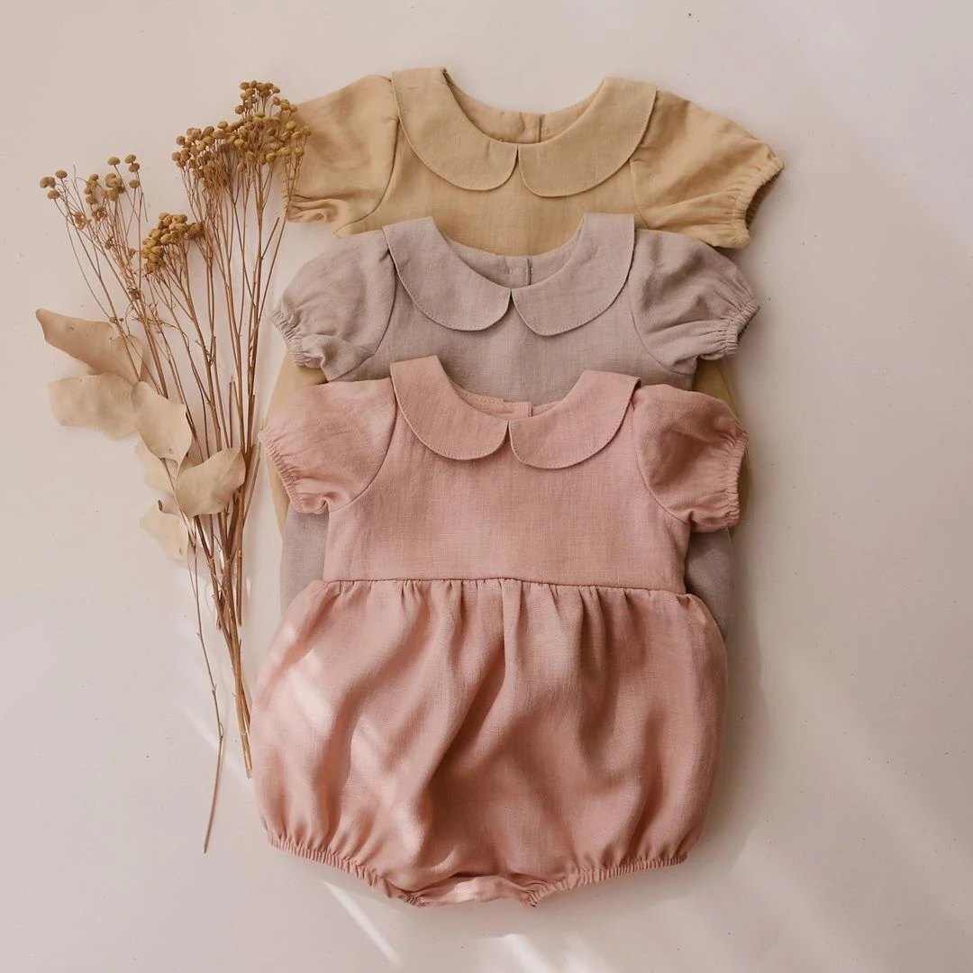 Macacão infantil feminino de algodão e linho manga curta, peça única, perfeito para o verão. Conforto, leveza e respirabilidade para sua bebê. — foto 5