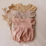 Macacão infantil feminino de algodão e linho manga curta, peça única, perfeito para o verão. Conforto, leveza e respirabilidade para sua bebê. — foto 5