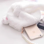 Bolsa crossbody pequena com corrente de pérolas e bumbum de guaxinim. Charmosa e prática, ideal para levar seus pertences com estilo e personalidade. — foto 2