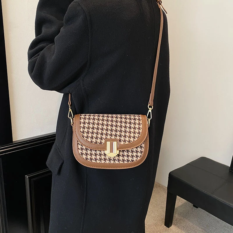 Bolsa feminina de um ombro com textura, transversal semi-redonda estilo sela, perfeita para um visual elegante e moderno. — foto 3