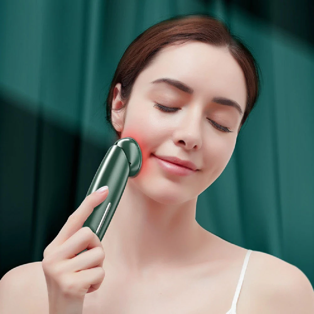 Massagem e limpeza facial de contorno doméstico. Limpeza profunda e contorno facial em um só aparelho, para uma pele radiante e jovem. — foto 20