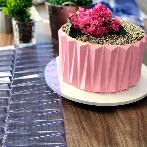 Title 8, Torta di compleanno coreana con bordo di diaman...