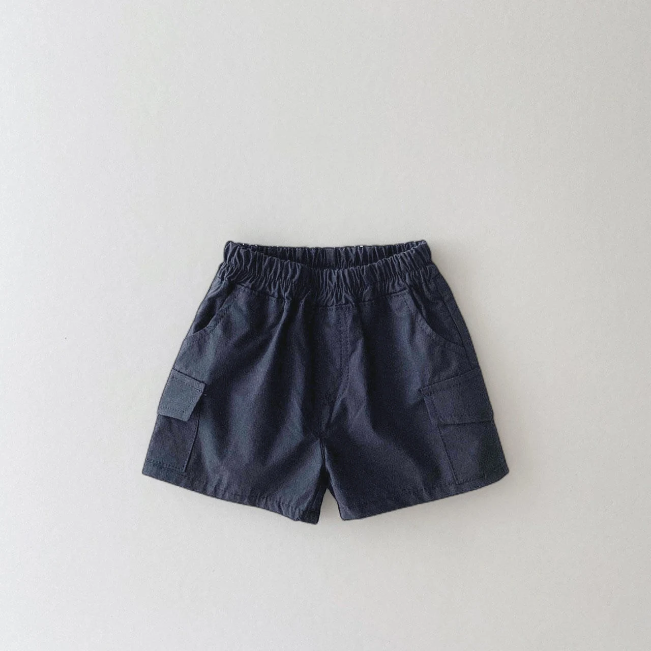 Shorts de bebê em cores sólidas de algodão puro, perfeitos para o conforto e liberdade de movimento do seu pequeno. — foto 4
