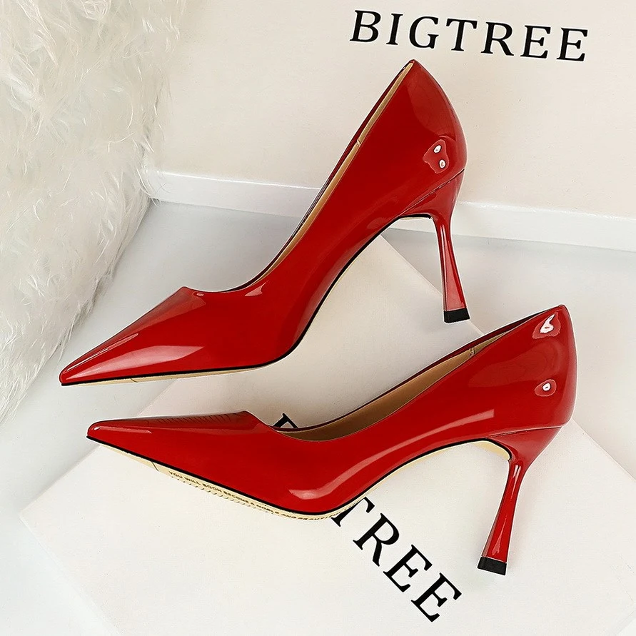 Title 2, Sapatos de salto alto tipo stiletto para um vis...