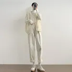 Calças jeans femininas cintura alta, pernas retas, soltas e largas, finas. Conforto e estilo em uma calça perfeita para um visual moderno e despojado. — foto 2