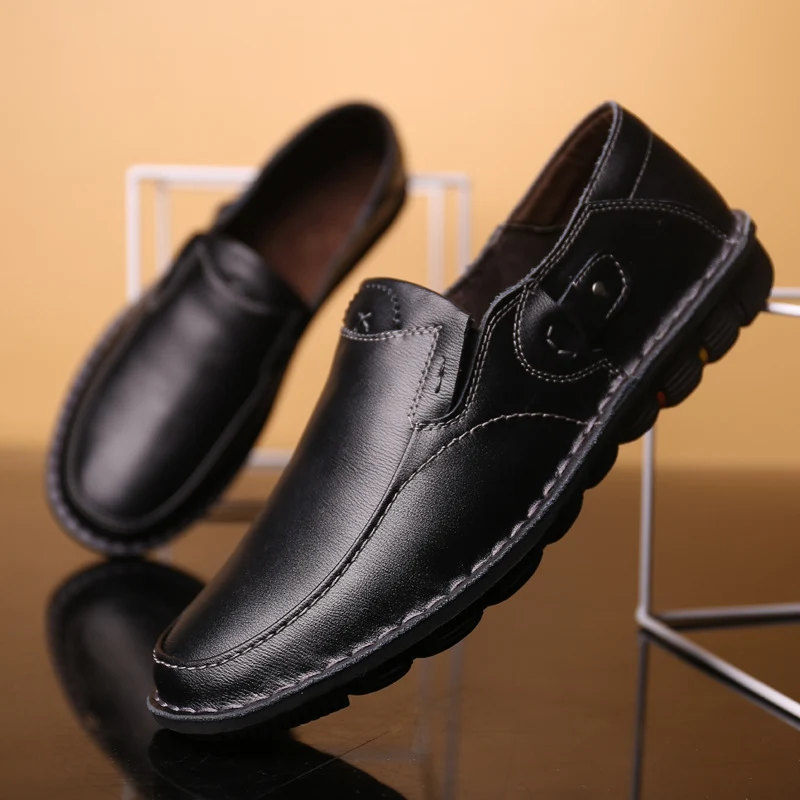Neue Herren Leder Schuhe. Elegante Business Lederschuhe für Herbst, ideal als Geschenk für den Vater. Bequeme Herrenschuhe im Großhandel erhältlich. — foto 1