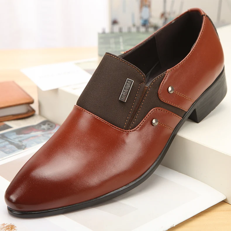 Sapatos masculinos casuais de couro com bico fino, perfeitos para um visual moderno e sofisticado. Conforto e elegância em cada passo. — foto 5