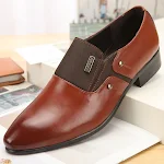 Sapatos masculinos casuais de couro com bico fino, perfeitos para um visual moderno e sofisticado. Conforto e elegância em cada passo. — foto 5