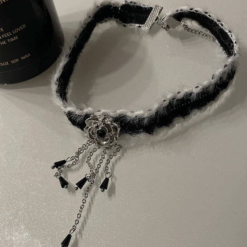 Colar Gargantilha de Pelúcia com Tassel de Flores Delicado e Charmoso. Adicione um Toque Floral Suave e Elegante ao Seu Visual, Perfeito para Presentear. — foto 5