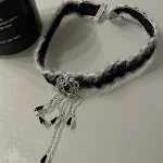 Colar Gargantilha de Pelúcia com Tassel de Flores Delicado e Charmoso. Adicione um Toque Floral Suave e Elegante ao Seu Visual, Perfeito para Presentear. — foto 5