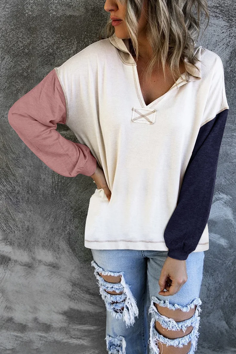 Kapuzenpullover mit Farbunterschieden, lässiger Pullover für entspannte Tage. Bequem und stilvoll, perfekt für Freizeitaktivitäten. — foto 5