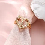 Anel Aberto Doce com 26 Letras, Design Criativo Rosa Dois Tons. Um Presente Ideal e Delicado para Ela. Jóias finas para uso diário. — foto 11