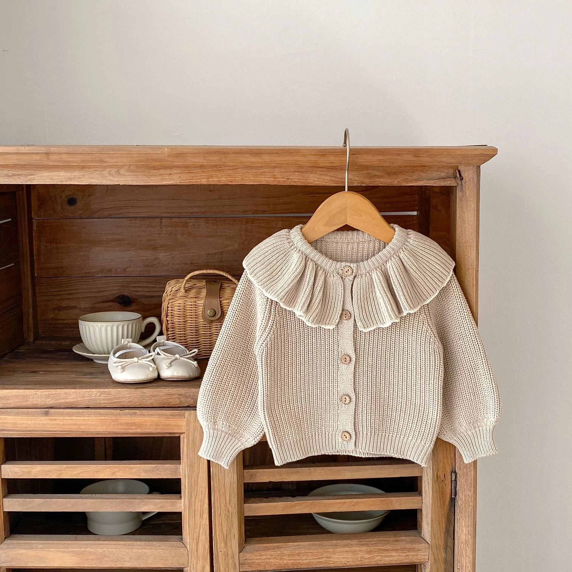 Cardigan lavorato a maglia con fiocco e volant per neonata, piccolo maglione. Cappotto confortevole e alla moda per mantenere la tua bambina calda e adorabile. — foto 15