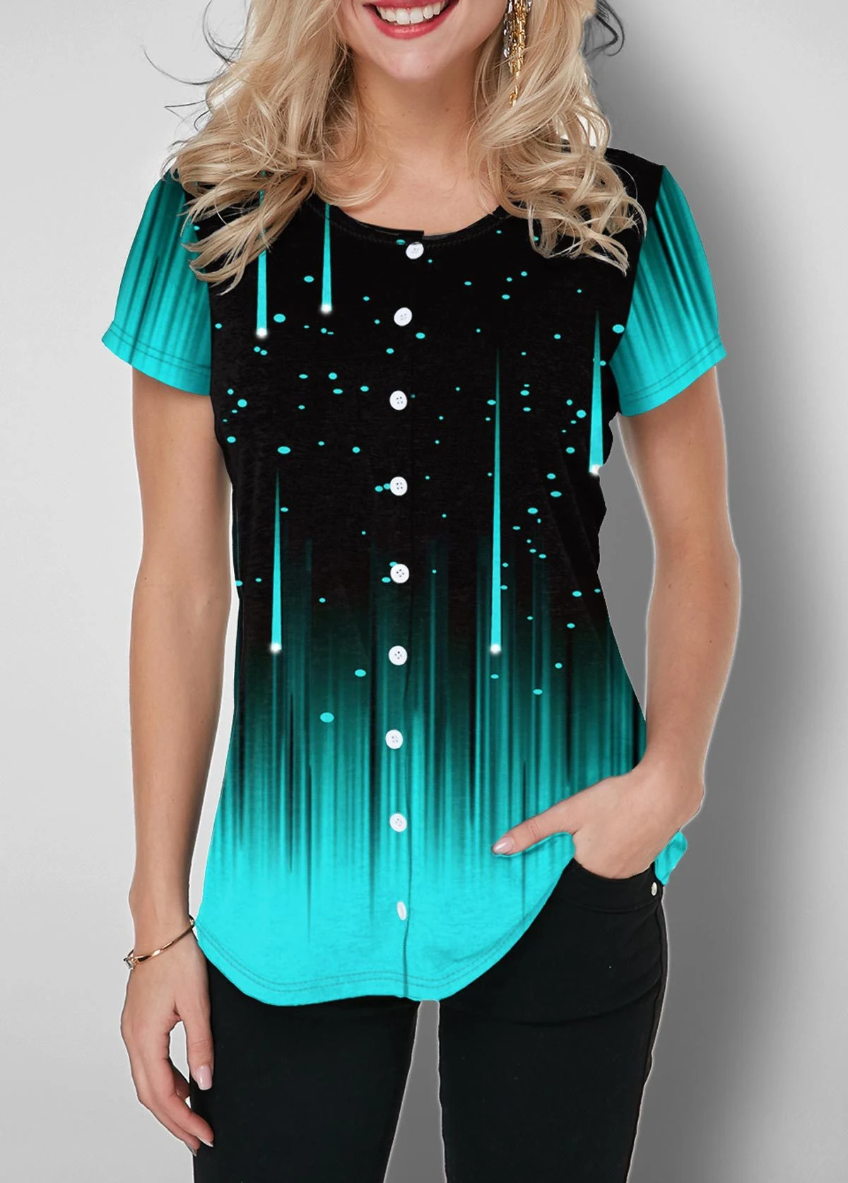 Camiseta casual de manga curta com gradiente, ideal para o dia a dia. Conforto e estilo se unem neste design moderno e versátil. — foto 4