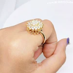 Anel de Girassol Giratório com Diamante Completo Joia Feminina Elegante Presente Ideal para Ela Design Deslumbrante de Flores Brilhantes — foto 3