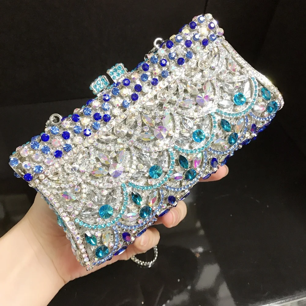 Bolsa de noite com design de escamas de peixe em porcelana azul e branca, diamantes e metal. Sofisticação para eventos. — foto 7