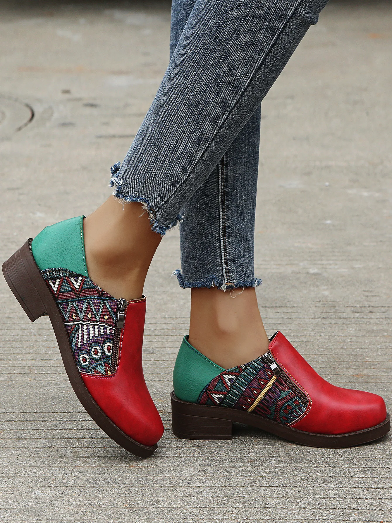 Women's low-cut single shoes in Roman style with round toe, color blocking, and a square low heel. Comfortable and styli — photo 3