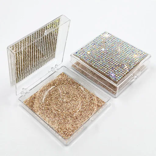 Title 1, Transparent square box with eyelash box design....