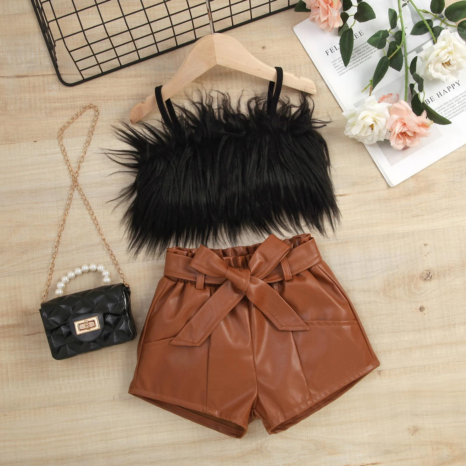 Leren pak met harige sling top, open tas, leren broek en riem. De perfecte outfit voor een statement look en zelfverzekerd gevoel. — foto 2