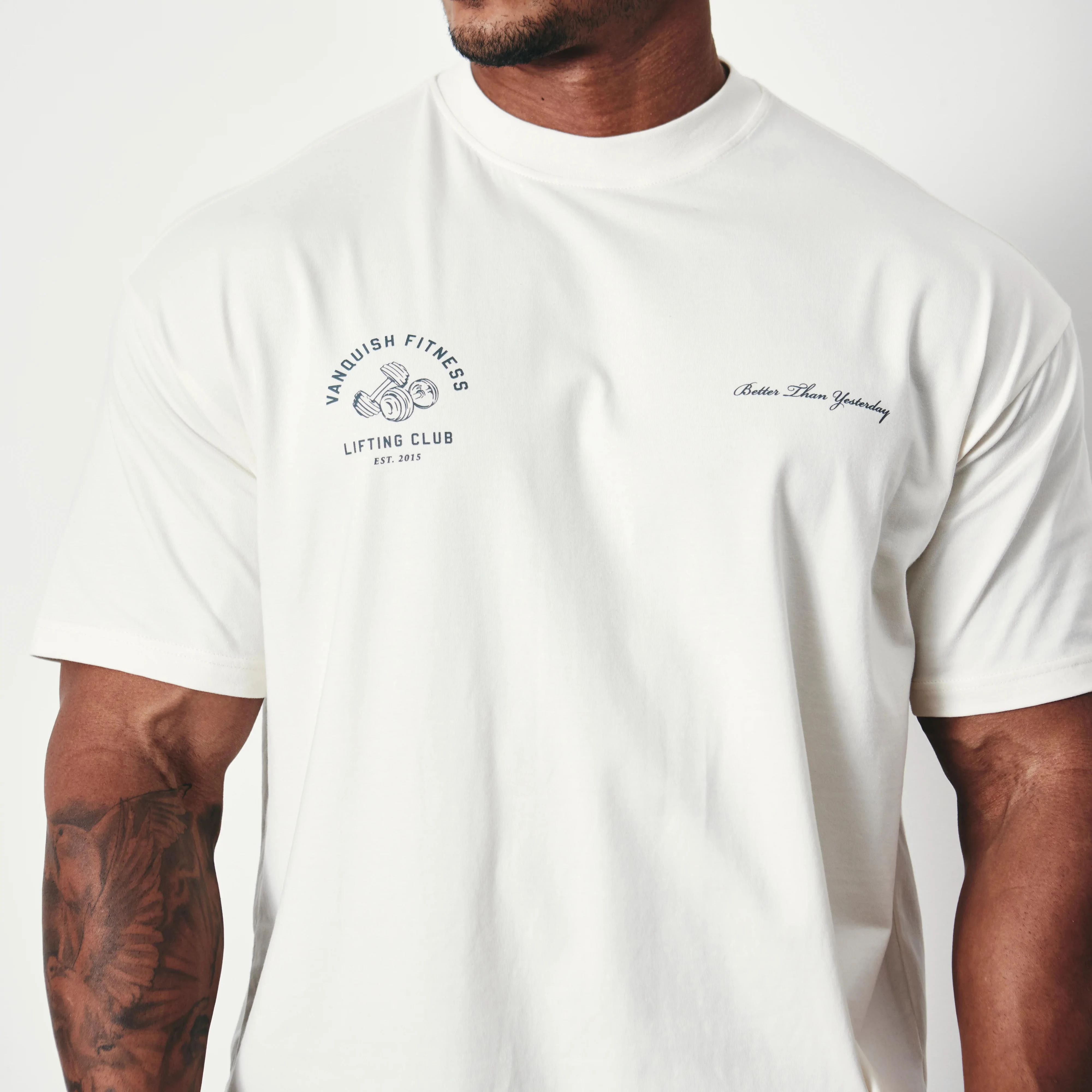 Camiseta Esportiva Solta de Spandex com Elasticidade e Lavável, Manga Curta para Treino com Halteres. Conforto e performance garantidos. — foto 2