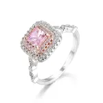 Anel de diamante de simulação com corte quadrado. Brilho deslumbrante e elegância acessível. Adicione um toque sofisticado ao seu visual. — foto 2