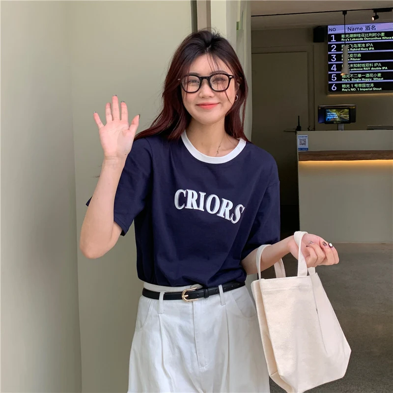 T-shirt estivo donna stile coreano in cotone, collo avvolgente, stile BF ampio, contrasto colori, stampa lettere, maniche corte. Comodo ed elegante. — foto 2