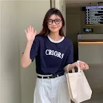 T-shirt estivo donna stile coreano in cotone, collo avvolgente, stile BF ampio, contrasto colori, stampa lettere, maniche corte. Comodo ed elegante. — foto 2