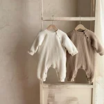 Macacão longo de waffle para bebê Outono, aconchegante e estiloso. Mantenha seu bebê quentinho e confortável com este macacão perfeito. — foto 16