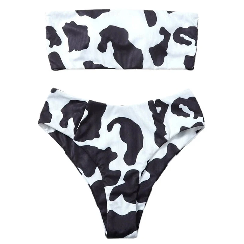 Costume da bagno a pois, con abbraccio al petto e spacco sulla spiaggia. Goditi il sole con stile e comfort, perfetto per l'estate. — foto 1