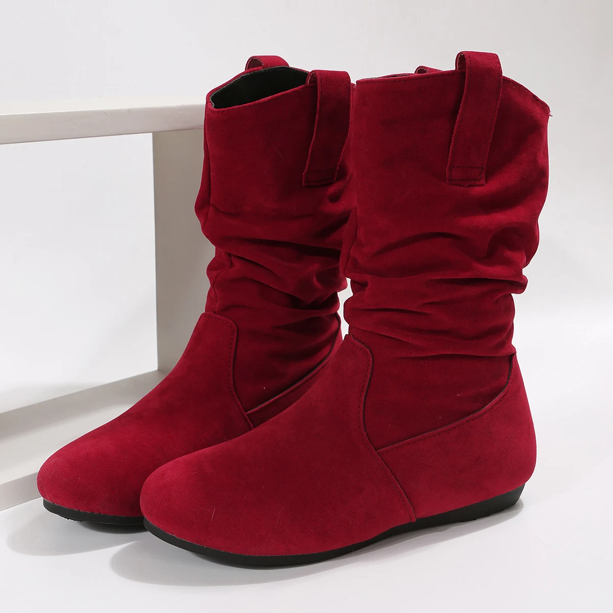 Botas planas femininas de cano médio com bico redondo, camurça de cor sólida. Botas quentes de inverno para moda e conforto. — foto 4