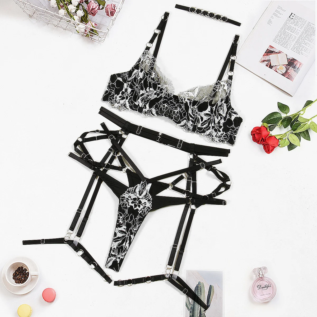 Completo intimo sexy ricamato, con mesh e dettagli cut-out. Set quattro o cinque pezzi per un look hot e seducente. — foto 13