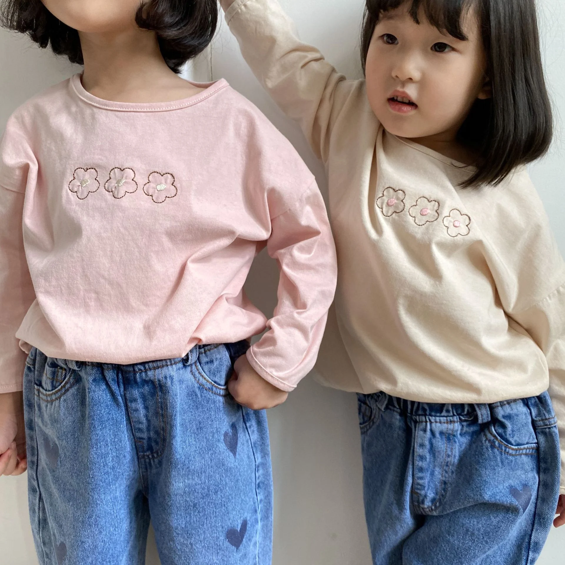 Camiseta de manga comprida bordada Base Primavera Nova Camisa Floret Garota Coreana Infantil perfeita para looks de primavera e conforto — foto 3